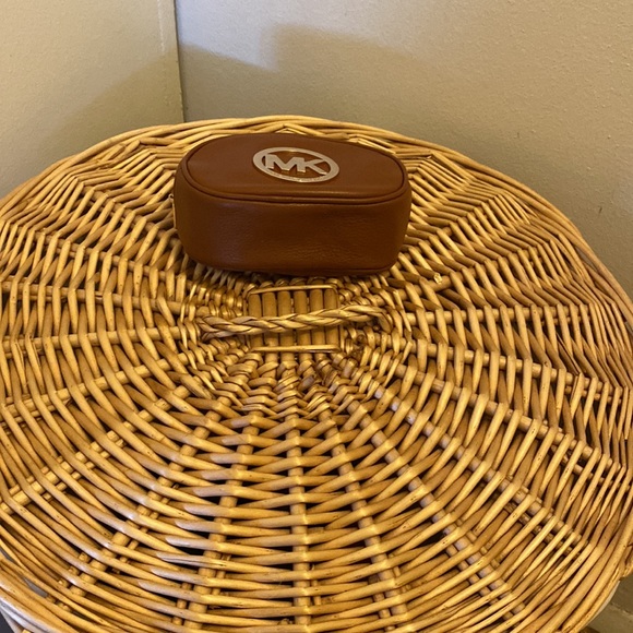 Michael Kors
100% Leather - Picture 4 of 9